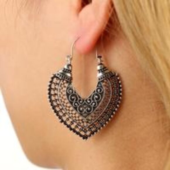 Heart-Shaped Design Hoop Earrings - Picture 2 of 3